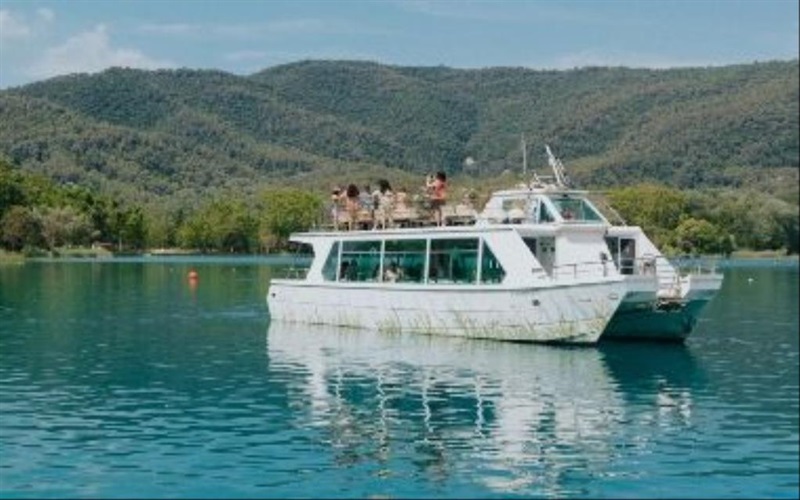 Tour of the lake on board the Tirona